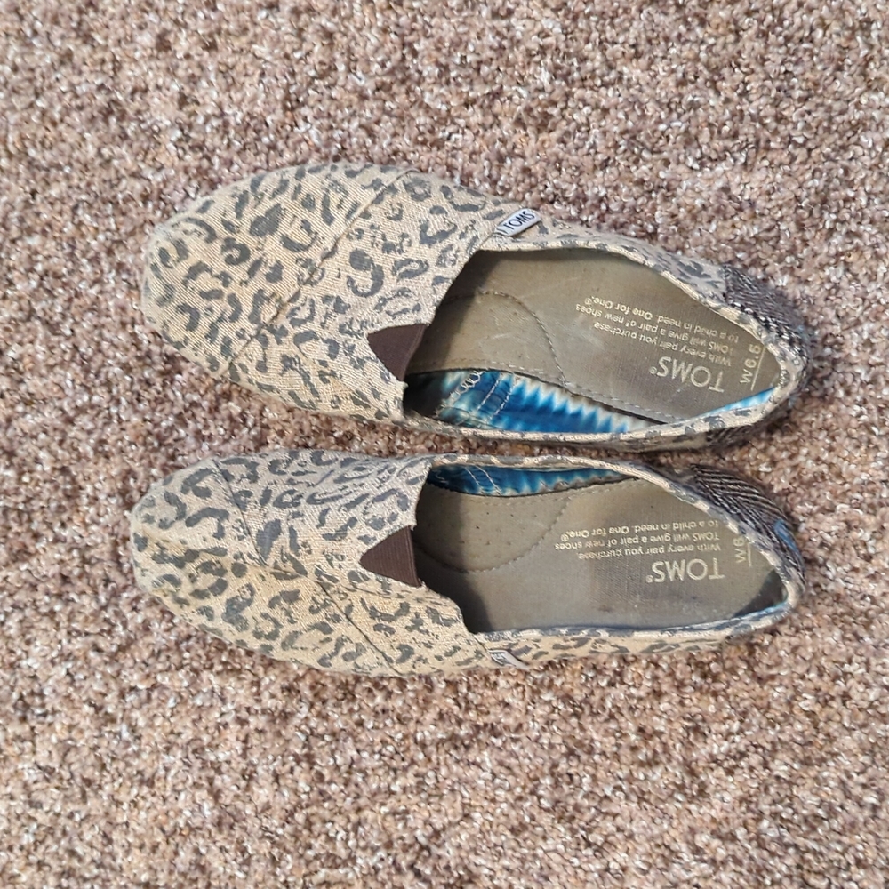 Women's leopard Toms size 6.5